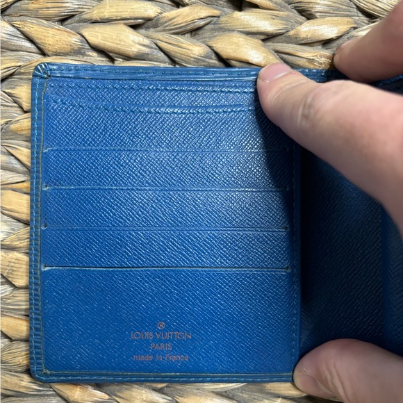 Louis Vuitton vintage Epi bifold wallet *HARD FIND* - Picture 4 of 6